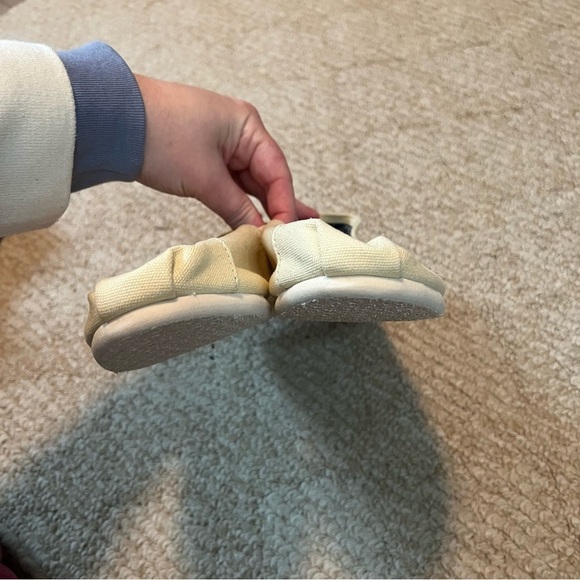 Women’s light yellow like new toms slip on shoes size 8 - Picture 5 of 6